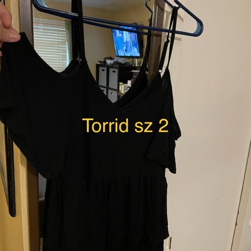 Torrid size 2 knit cold shoulder top